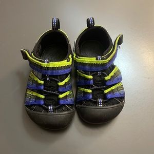 Keen baby boy sandals boys Blue and green and black size 5 toddler.